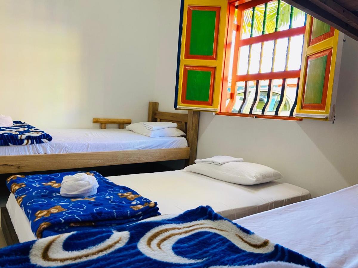 Casa Hostal Las Palmeras Гуатапе Экстерьер фото