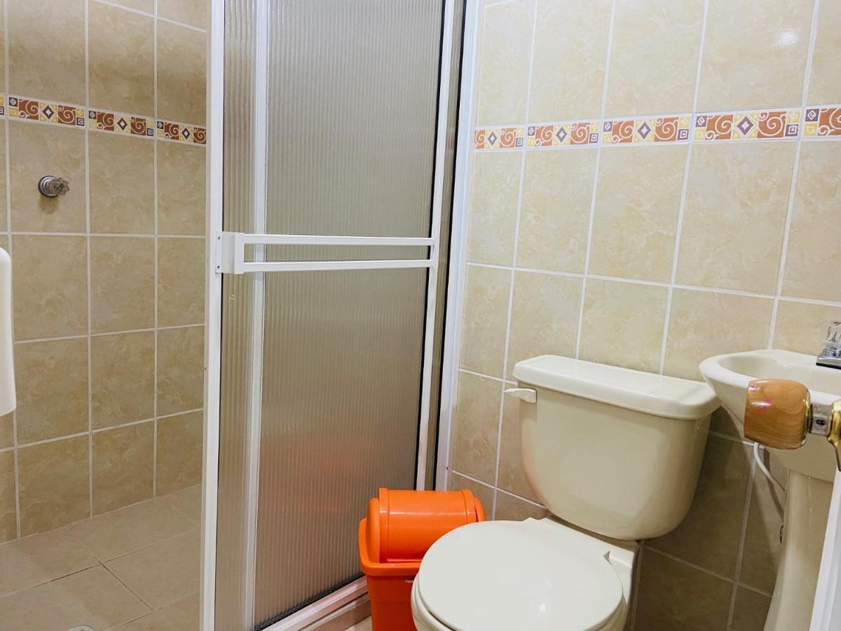 Casa Hostal Las Palmeras Гуатапе Экстерьер фото