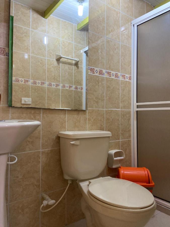 Casa Hostal Las Palmeras Гуатапе Экстерьер фото