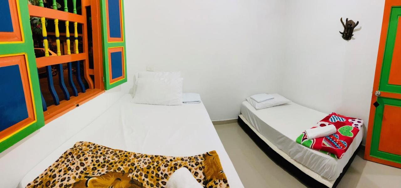 Casa Hostal Las Palmeras Гуатапе Экстерьер фото